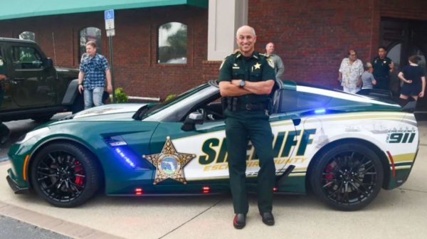 През първата година на производство моделът се продава на дребно за 78 995 долара за купето и 83 995 долара за кабриолета.

Офисът на шерифа на окръг Ескамбия, Флорида, разкрива въпросния Corvette през юни 2022 г., иззет от дилър на наркотици. Вместо от долари на данъкоплатците, преобразяването на автомобила е финансирано от фондацията на шерифа.
